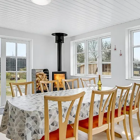 Cozy Home In Glesborg With Kitchen