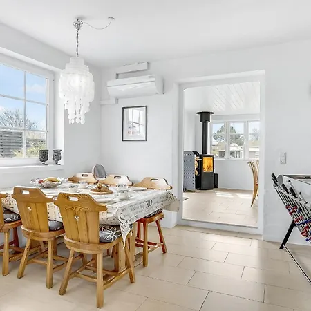 Cozy Home In Glesborg With Kitchen